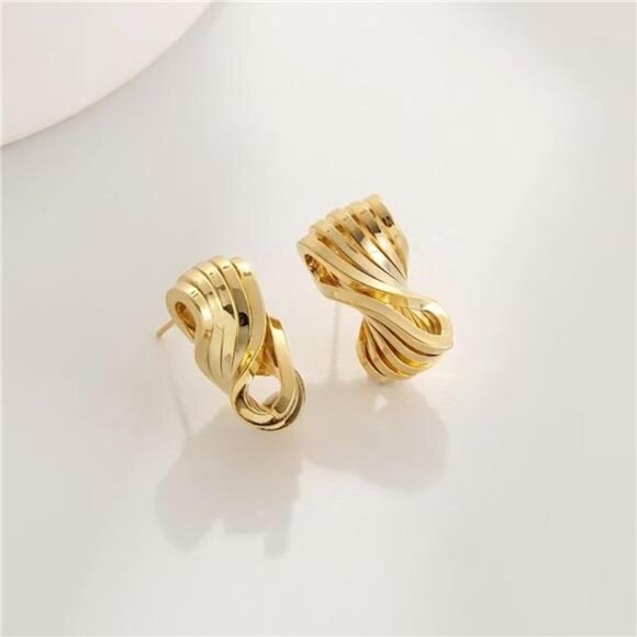 Vintage Ribbed Square Heart Earrings – Timeless Clip-On Statement Jewelry - Picture 3 of 5